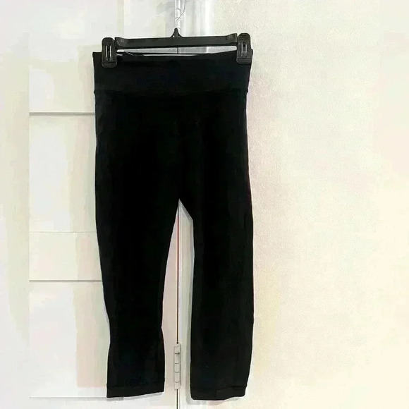 Lululemon Athletica Black Capris with Black/White Striped Lining- Size 4- EUC - Picture 1 of 4